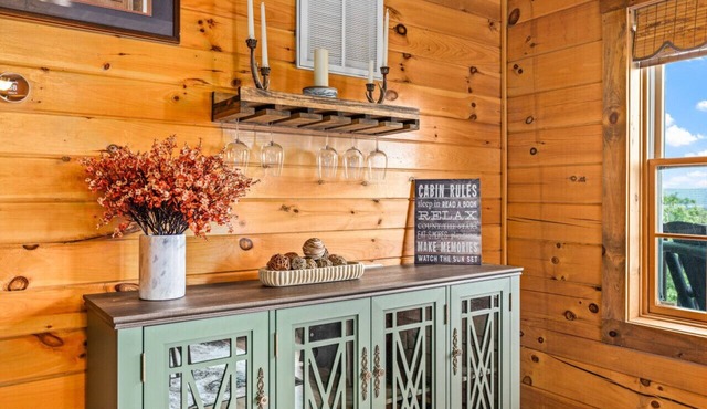 Hilltop Cabin - HotTub, Game Room & Great View