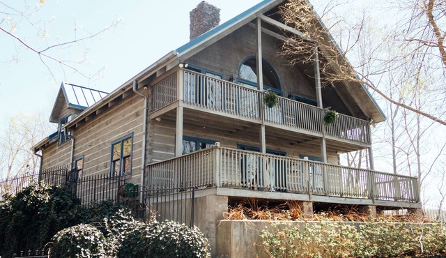 Hilltop Cabin on Center Hill Lake