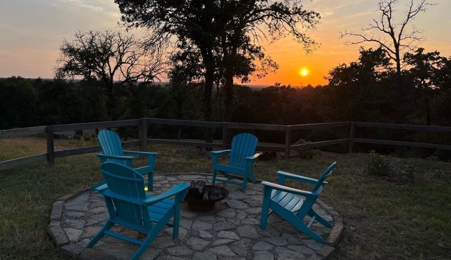 Hilltop Cabin Sunset Views at The Farm on a Hill