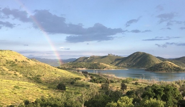 Hilltop cabin with panoramic lake & mountain views