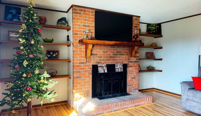 Hilltop Cabin with Mountain Views | Close to Downtown and Natl Park