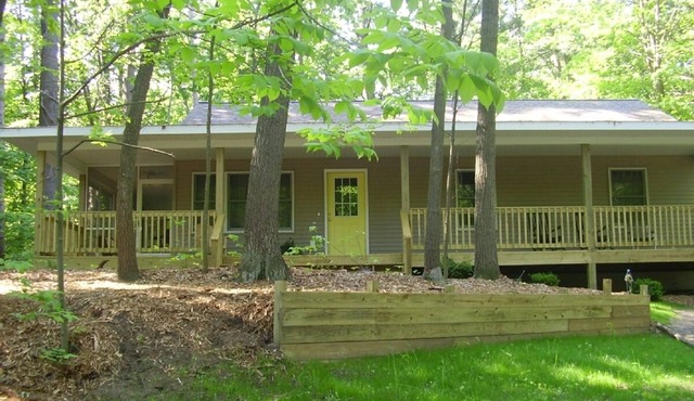 Hilltop Cottage in Pentwater Village