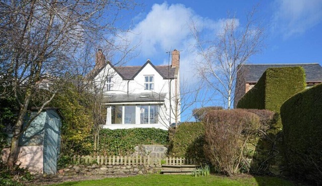 HILLTOP COTTAGE, pet friendly, with open fire in Wark-On-Tweed