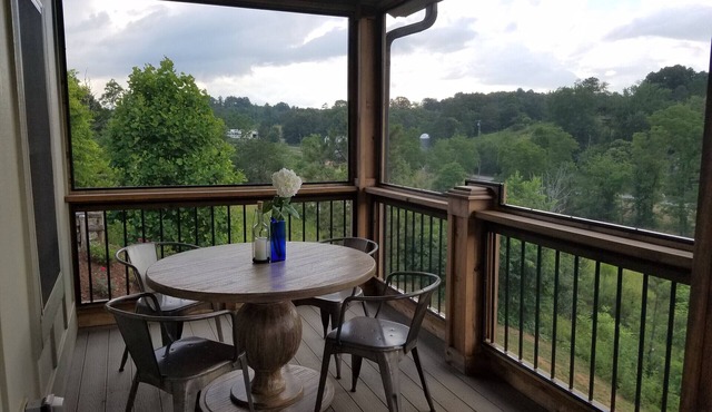 Hilltop Cottage , Upscale, Pristine, Self Check-In