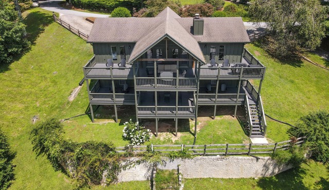 Hilltop Cottage with Hot Tub in Sky Valley, Ga