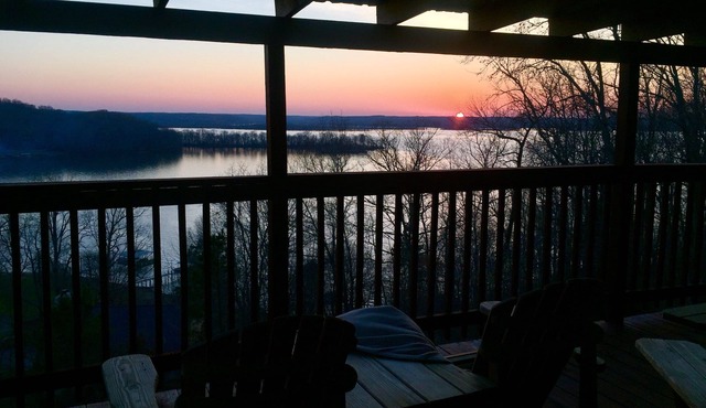Hilltop cozy house overlooking Kentucky lake with access to load boat sleeps 10
