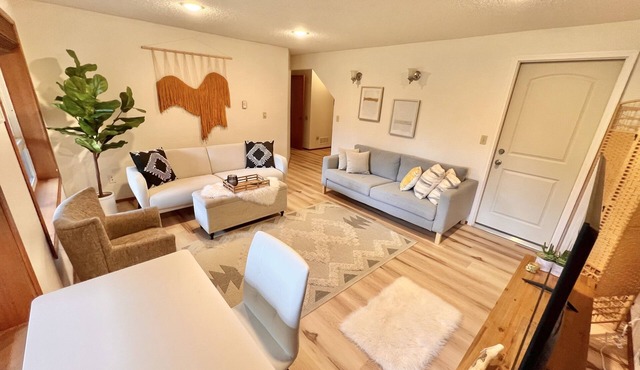 Hilltop Daylight Basement Apartment with mountain views!