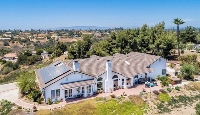 Hilltop Estate with 4 KING Bedrooms and incredible sunrise and sunset views.