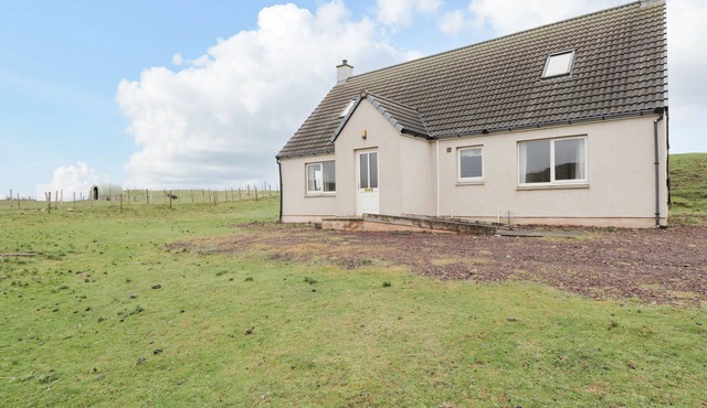 HILLTOP, family friendly, with open fire in Lochinver