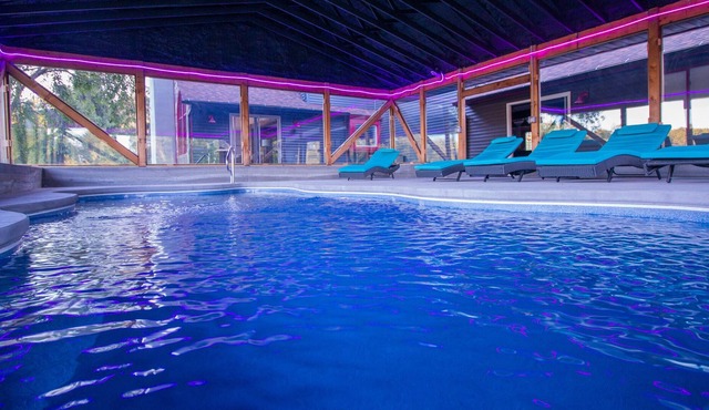 HILLTOP FARMHOUSE - Brand New! Sleeps 16 with an Indoor Pool!