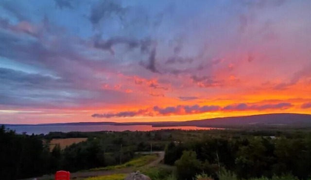 Hilltop Getaway - Apt C