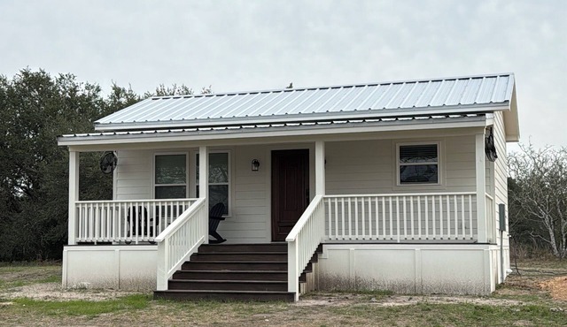 Hilltop Guest House Near Round Top & Fayetteville Lake- 1BR w/Porch & Views