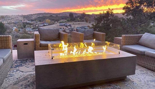 Hilltop Hacienda-Luxe Designer Hilltop Hacienda with Amazing Views and Spa!