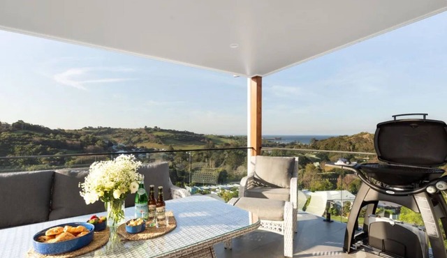 Hilltop Haven – breathtaking ocean and mountain panoramas