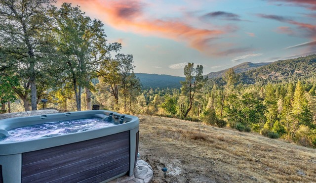 Hilltop Haven- Bright and Modern Cabin w/hot tub and stunning views!