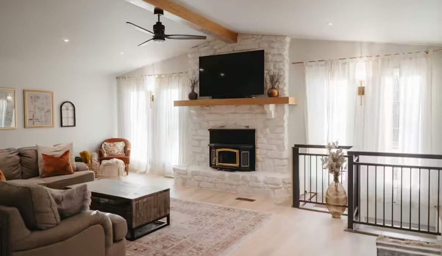 Hilltop Haven - Cozy and Private 3-bedroom Cottage close to Downtown Rogers