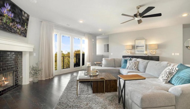 Hilltop Haven - Located in the HEART of Fayetteville - FIVE Minutes from DT and U of A!