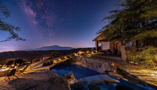 Hilltop Haven: Majestic Views & Tranquil Pool