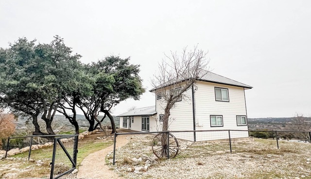 Hilltop Haven on 31 acres w/Breathtaking Views, Horses, & Epic Fire Pit
