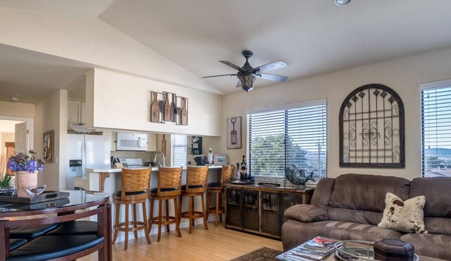 Hilltop Haven - Seaside House - Views, Views, Views!