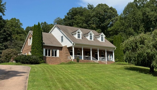 Hilltop Haven-Spacious 6-bedroom house sleeps 10 with pool table near Asheville