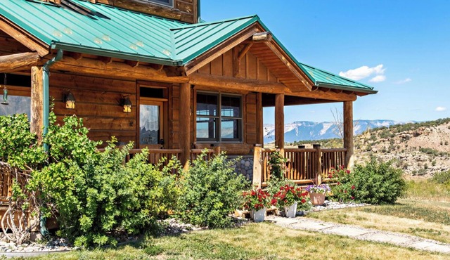 Hilltop haven with 360º views, hot tub, fireplace