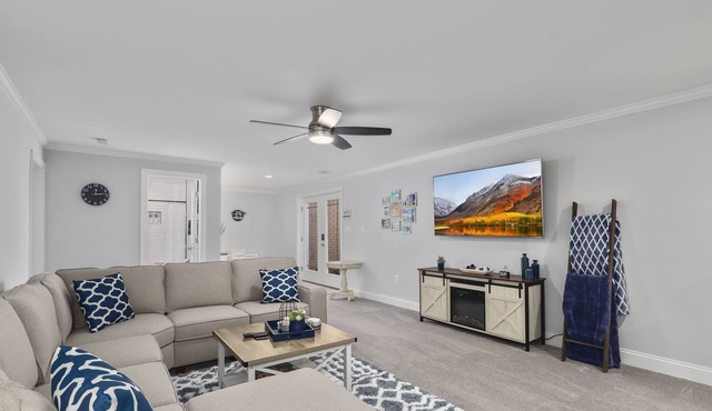 Hilltop Haven1-King bed basement apartment w/ full kitchen w/ FAST Wi-Fi.