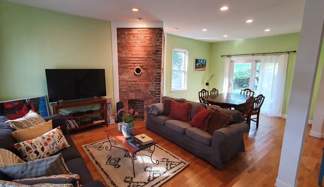 Hilltop Hide-away, close to everything!