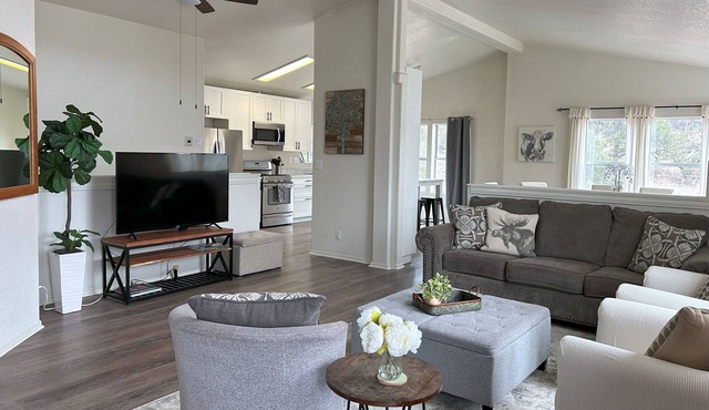 Hilltop Hideaway – Private Retreat - Mtn Views