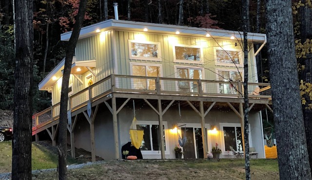 Hilltop Hideaway - 4-bedroom house in perfect Old Fort