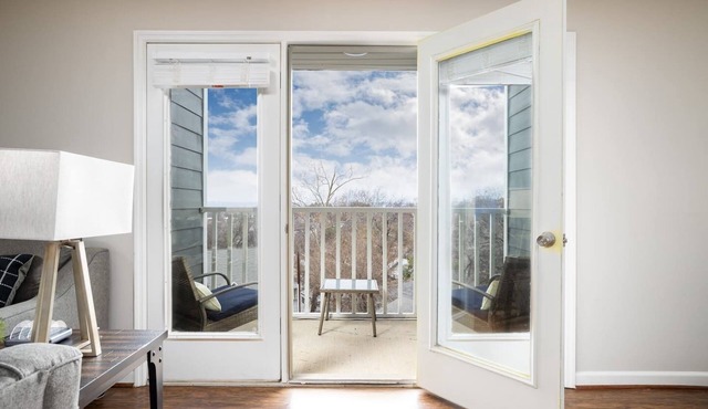 Hilltop Hideaway B - Parking/2 Baths/4 Queen Beds