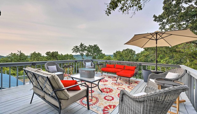 'Hilltop Hideaway' Branson Home w/Trampoline!