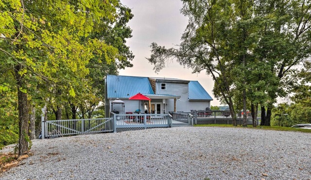 Hilltop Hideaway` Branson Home w/Trampoline!