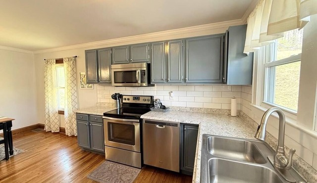 Hilltop Hideaway-charming 2 bedroom home, family friendly, WiFi , AC ,