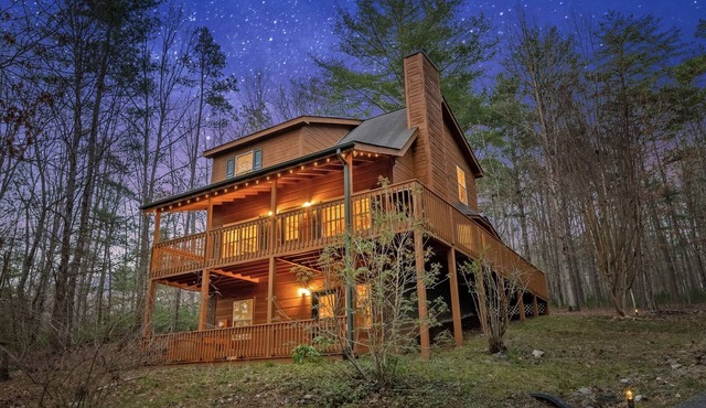 Hilltop Hideaway - Cozy Cabin, Wineries, Hiking, Winter Escape & Fast WiFi