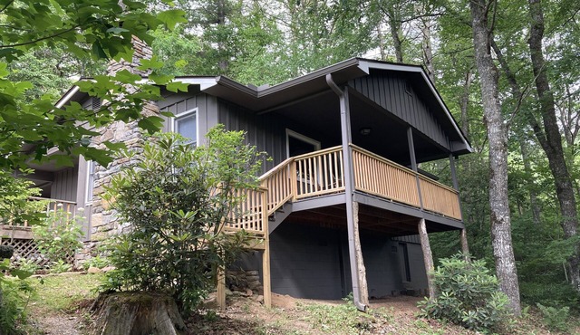 Hilltop Hideaway- Cozy Cabin w/Fireplace, Private Deck/Yard, Family Friendly!