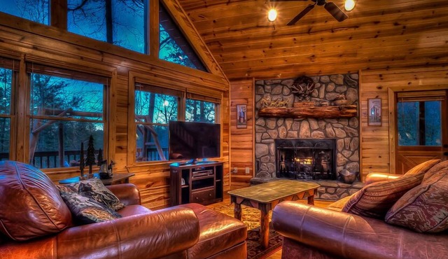 Hilltop Hideaway- EV Car Charger | Hot Tub | All Inclusive Game Room | Close to town