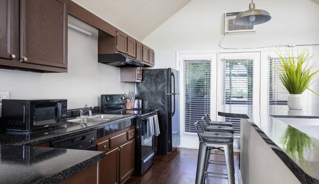 Hilltop Hideaway G- King Beds/Free Parking/2 Bath