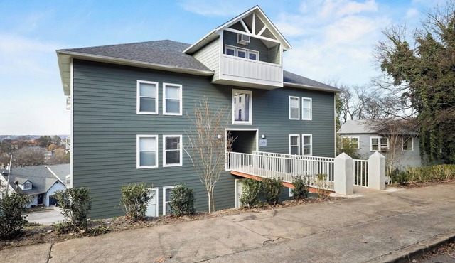 Hilltop Hideaway- Groups/King Beds/Parking/3 Units