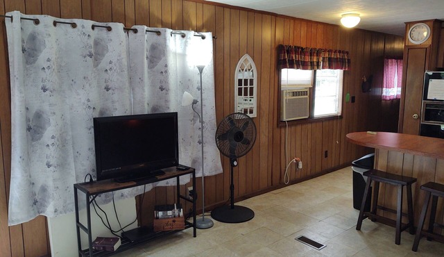 Hilltop Hideaway is a Spacious, Farmhouse style Mobile Home-Lake Sam Rayburn, TX