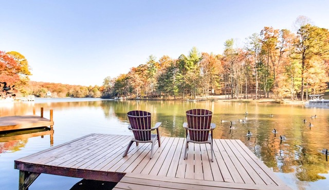 Hilltop Hideaway: Lakefront Cottage in the Smoky Mountains