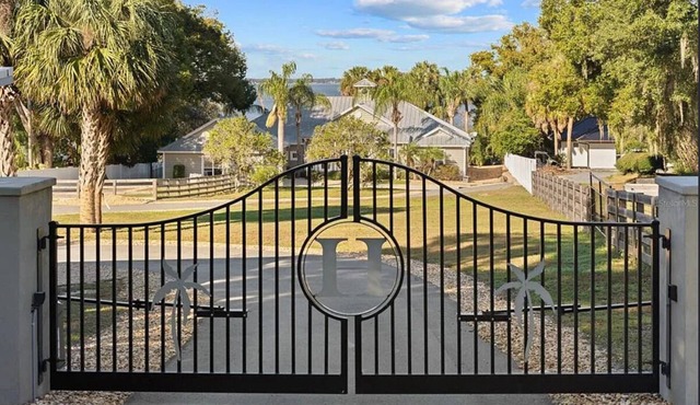 Hilltop Hideaway- Pet Friendly Lake Weir Retreat W/Sandy Beach & Pool