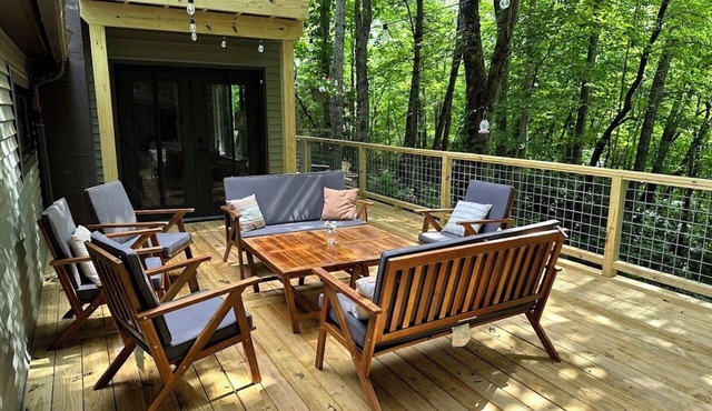 Hilltop Hideaway Among the Trees, close access to Brevard and Hendersonville