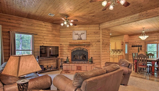 'Hilltop Hideaway' Vian Cabin w/ Covered Deck!