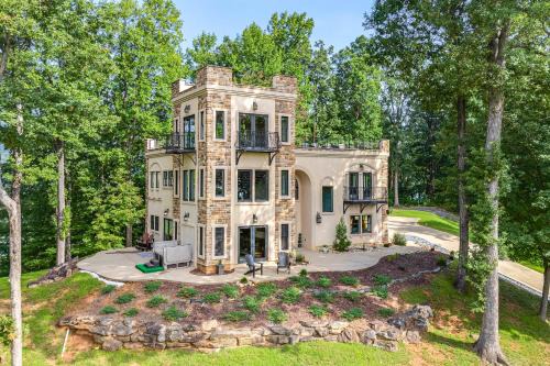 Hilltop Home with Hot Tub and Views Blue Ridge Mtn