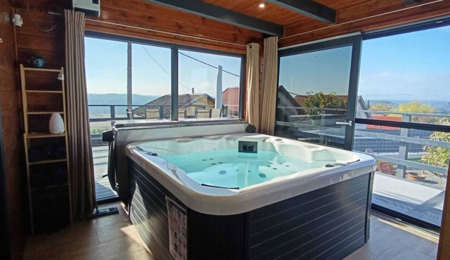 Hilltop home with jacuzzi, sauna, barbecue and fire pit