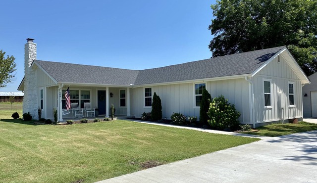 Hilltop Home with views and covered deck - 6 miles to U of A