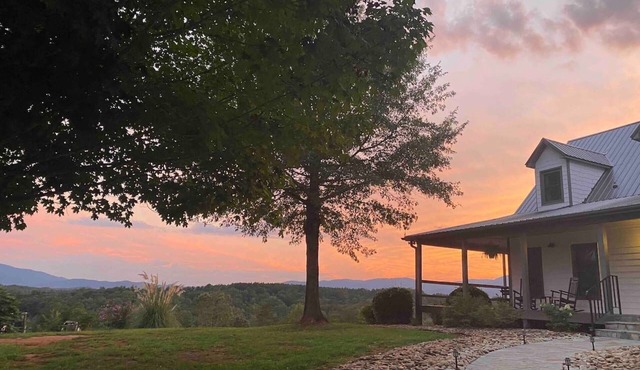 Hilltop House at Serenity Ridge, Private Hot Tub + Breathtaking Sunset Views