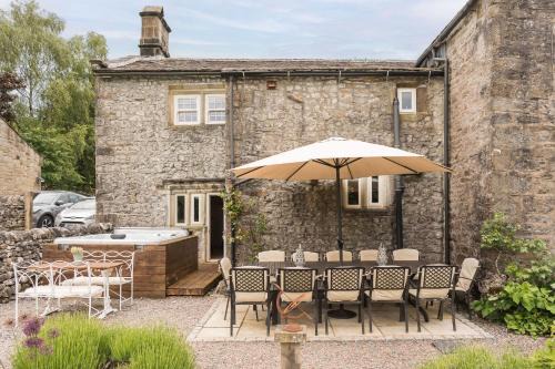 Hilltop House by Birch Stays