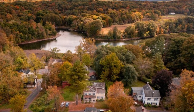 Hilltop House: Charming 1980's Kingston Farmhouse